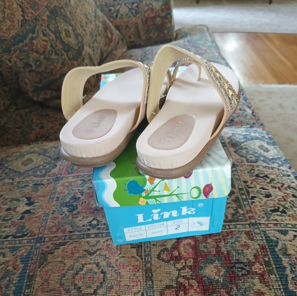 Anya Little Girl Toe Loop Embellished Sandals in Taupe sz 2 NIB - Picture 3 of 6